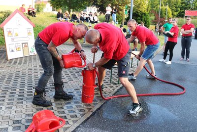 Bei der Feuerwehr -Olympiade müssen die Teilnehmer so manche Herausforderung meistern. Foto: Knut Berger