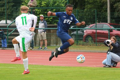 CFC-Neuzugang Martial Ekui (r.) überläuft Christoph Meister von Greuther Fürth II.