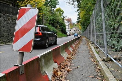 Die Absperrungen an der Straße wurden laut Lasuv gekauft und verursachen derzeit keine Mietkosten.