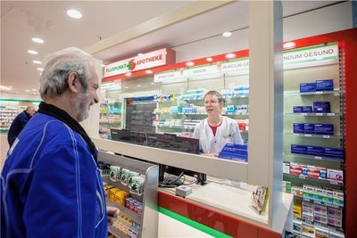 Reinhard Reinsdorf aus Plauen wurde von Mitarbeiterin Susann Strobel bedient - dazwischen die einzige noch in der Pluspunkt-Apotheke verbliebene Schutzwand. 