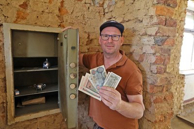Im Gebäude ist noch ein alter Tresor der Marke „Franz Jäger“ übrig geblieben – die letzten Mieter haben als Notgroschen ein paar historische Geldscheine hinterlassen.