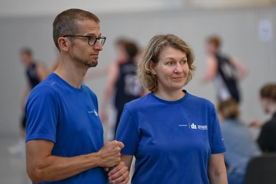 Mathias Schubert trainierte das Mittweidaer Team. Lena Schmalwasser (r.) leitet den Hochschulsport in der Stadt.