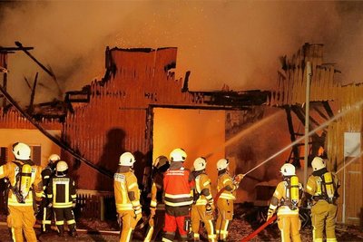 Kurz nach Mitternacht wurden rund 60 Feuerwehrleute aus Burgstädt, Taura und Mühlau zu einem Scheunenbrand in den Burgstädter Ortsteil Heiersdorf gerufen. 