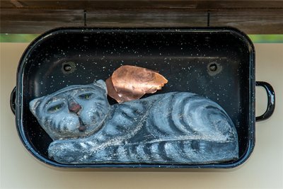 Rothenthal: Im neu enthüllten Figurenensemble brutzelt Kater Lampe bereits im Schmortopf.