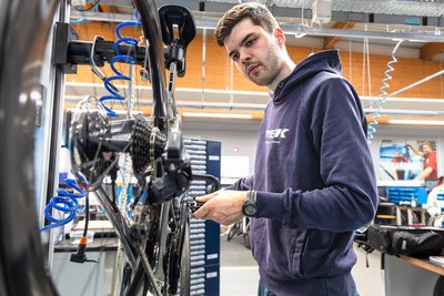 Jonas Hahn bei der Feineinstellung einer modernen elektromechanischen Schaltung. Präzision und technisches Verständnis sind entscheidend auf dem Weg an Europas Spitze.