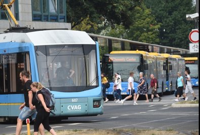 Wer im Sommer mit Bus und Bahn unterwegs ist, muss sich auch in diesem Jahr auf weniger Fahrten während der Ferien einrichten. 