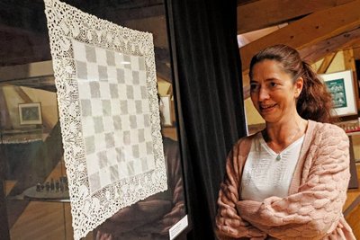 Heike Ertl-Mergner staunt über ein gestickte Schachspiel-Version aus Plauener Spitze.