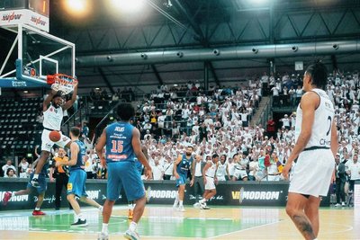 Malik Osborne stopft den Ball in den Korb. Der US-Amerikaner zeigte nach vielen eher mäßigen Auftritten gegen den MBC, dass er doch eine Verstärkung ist.