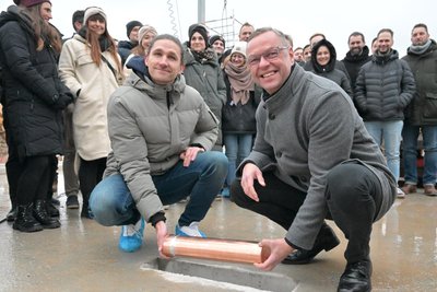 Bei der Grundsteinlegung: Clen Solar-Geschäftsführer Enrico Heymann (l.) und Bürgermeister Ingo Seifert.