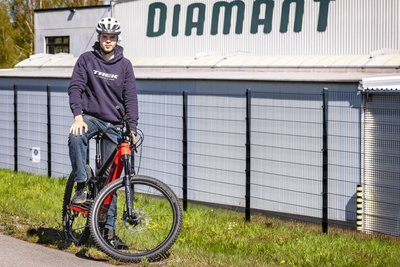 Jonas Hahn vor den Diamant Fahrradwerken in Hartmannsdorf: Europas bester Zweiradmechatroniker startet beim Heavy24 im Juni mit dem Werksteam auch sportlich durch.