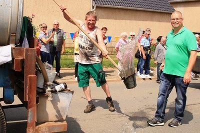 Keine Jauche, sondern nur Wasser ergossen diese Vertreter der landwirtschaftlichen Branche mit dem Jaucheschöpfer auf die Straße.