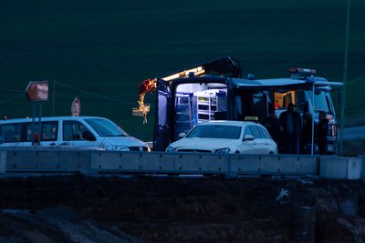 Einsatzkräfte der Polizei untersuchen auf der Bundesstraße 91 ein Taxi. Damit soll der Tatverdächtige versucht haben, zu fliehen.