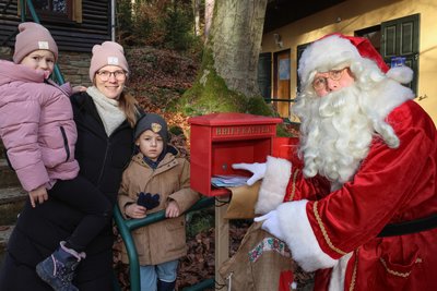 Jetzt hat der Weihnachtsmann den ersten Wunschbriefkasten in Grünhain-Beierfeld geleert.