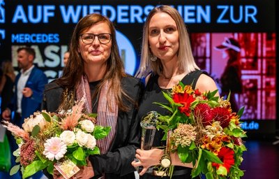 Sophie Schramek (r.) kann sich über das Preisgeld von 1500 Euro freuen. Im Bild mit Prof. Dorette Bárdos, Leiterin der Studienrichtung Modedesign.