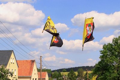 Die Mitglieder des Deutschen Ritterordens warfen geschickt Fahnen in die Höhe.