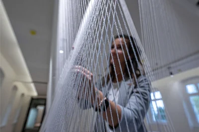 Installation aus Tausenden von Fäden - 8200 sind es, um genau zu sein.