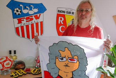 Dieses Doppelhalter-Transparent mit „Augenfenstern zum Durchgucken“ erhielt Tom Richter von der Fangemeinde des FSV Zwickau.