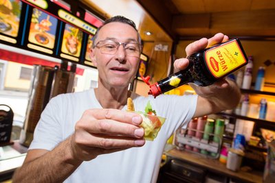 Uwe Hoffmann zeigt in seinem Eiscafé Favretti sein würziges Maggi-Eis, das er mit Tomate, Basilikum, Liebstöckel und Salzcracker serviert.