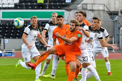 Angelo Rinaldi Ulm, 27, stört Philipp Zulechner Aue, 14, bereits bei der Ballannahme. 