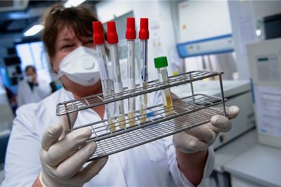 Im Institut für Virologie der Technischen Universität München wird gezielt nach Varianten des Coronavirus gesucht, die auch Geimpften zu schaffen machen können. 