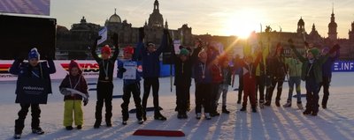 Siegerfoto vor historischer Kulisse: Knapp 200 junge Langläufer sind am Mittwoch beim Sachsencup und beim City-Kids-Cup in Dresden am Start gewesen. 