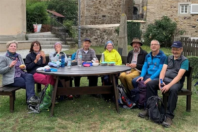 Die Wanderfreunde aus Wunsiedel am Mittag bei einer kurzen Rast in Hohenberg an der Eger.