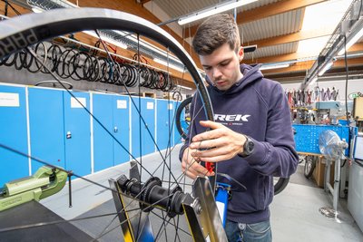 Millimeterarbeit am Laufrad: Beim Zentrieren zeigt sich das handwerkliche Können – eine Disziplin, die auch beim Europacup gefragt war.