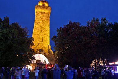 Der Glauchauer Bismarckturm könnte wieder zu einer attraktiven Veranstaltungsstätte werdau wie hier bei den legendären „Viva la Noche“-Partys.