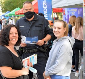 Katja Rüger mit Tochter Emilie informierten sich auf der Messe "Schule macht Betrieb" in Freiberg auch am Infostand der Bundespolizei Dresden bei Polizeioberkommissar Mike Assmann über Ausbildungschancen.