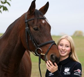 Johanna Glotz mit dem elfjährigen Wallach Contaeus. "Wir verstehen uns blind", sagt die 17-Jährige. Die besondere Qualität von Contaeus: Er eignet sich sowohl für das Dressur- als auch das Springreiten sehr gut. 