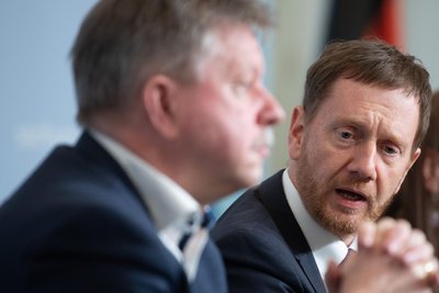 Kann das Land die finanzielle Not der Kommunen lindern? SSG-Präsident Bert Wendsche bei einem Termin im Februar 2022 mit Ministerpräsident Michael Kretschmer (CDU).