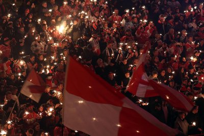 2823 Zuschauer sorgten für eine tolle Kulisse im Kunsteisstadion im Sahnpark.