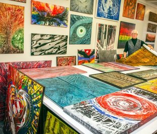 Uwe Zimmermann präsentiert in seinen Ausstellungsräumen am Oederaner Markt einige seiner Werke.