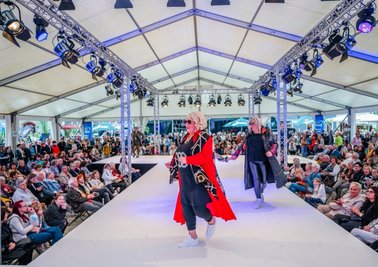 Eine Fashion-Show für jedermann: 14 Stunden Mode auf dem Hauptmarkt in Zwickau. 40 Einzelhändler der Stadt ließen dort ihre Kollektionen und Accessoires für den Herbst und Winter vorführen. 