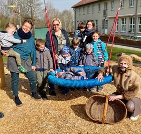 Freude bei den Mädchen und Jungen der Heilpädagogischen Fördergruppe in der Kita "Pusteblume" in Werdau - sie bekamen eine neue Nestschaukel.