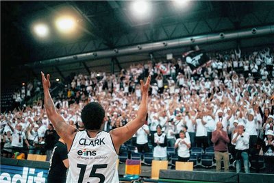 Rund 1000 Fans waren nach Leipzig gekommen, um die Niners zu unterstützen. Und sie hatten ordentlich Grund zum Feiern - hier mit Spielmacher Wes Clark.