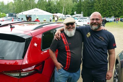 Ließen beim 15. Škoda-Treffen am Katzenstein die Vergangenheit noch einmal Revue passieren: Gudio „Hombre“ Schwarzer (links) und Maik Janke.