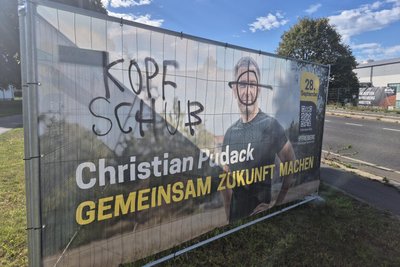 Die Großwerbung von Christian Pudack an der Halsbrücker Straße in Freiberg wurde beschmiert.