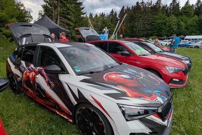 Auch in diesem Jahr wurde beim Skoda-Treffen in Pobershau ein neuer Rekord aufgestellt. Weit mehr als 550 Teilnehmer aus zehn Ländern waren am Katzenstein dabei.