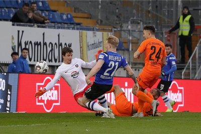Andreas Voglsammer (Nummer 21) erzielt das 1:0. FCE-Torwart Martin Männel ist machtlos. 