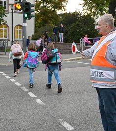 Schülerlotse Gunter Landgraf ist derzeit vor der Goethe-Grundschule in Aktion. 