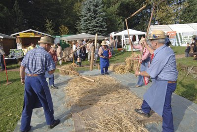 Das Dreschen des Getreides wird am Samstag zum Fest in Miltigau gezeigt.
