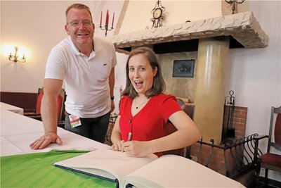 Popstar Alice Merton hat viel Spaß dabei, als sie sich ins Silberne Buch der Stadt Freiberg einträgt. Oberbürgermeister Sven Krüger nicht weniger.
