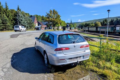 Seit Februar steht der silberfarbene Kombi nur wenige Meter neben der B 95 am Bahnhof von Hammerunterwiesenthal.
