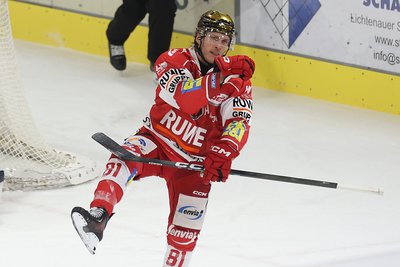 „Goldhelm“ Corey Mackin jubelt über sein Tor zum 4:0.