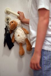 Die Sicherheit von Kindern zu gewährleisten ist die wichtigste Aufgabe des Allgemeinen Sozialdienstes. Doch der hatte in den vergangenen Jahren zu wenig Personal (Symbolbild).