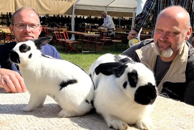 Andreas Ferks (l.) und Volkmar Wagner haben hier eine Deutsche Riesenschecke (6 Kilo) und eine Zwergschecke, die 1,5 Kilo wiegt.