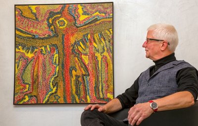 Der Oederaner Künstler Uwe Zimmermann vor dem Lieblingsbild seiner Frau mit dem Titel "Tanz des Inuit". 