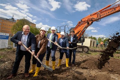 Am Freitagnachmittag war symbolischer Spatenstich für die neue XXL-Sporthalle am Plauener Lessing-Gymnasium.