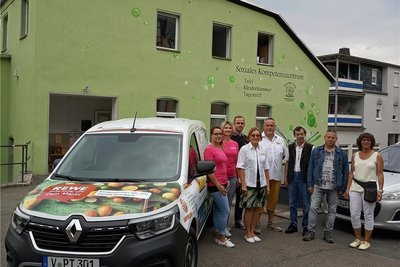eBei der Übergabe des neuen Fahrzeuges an der Tafel für Bedürftige an der Plauener Schloßstraße.